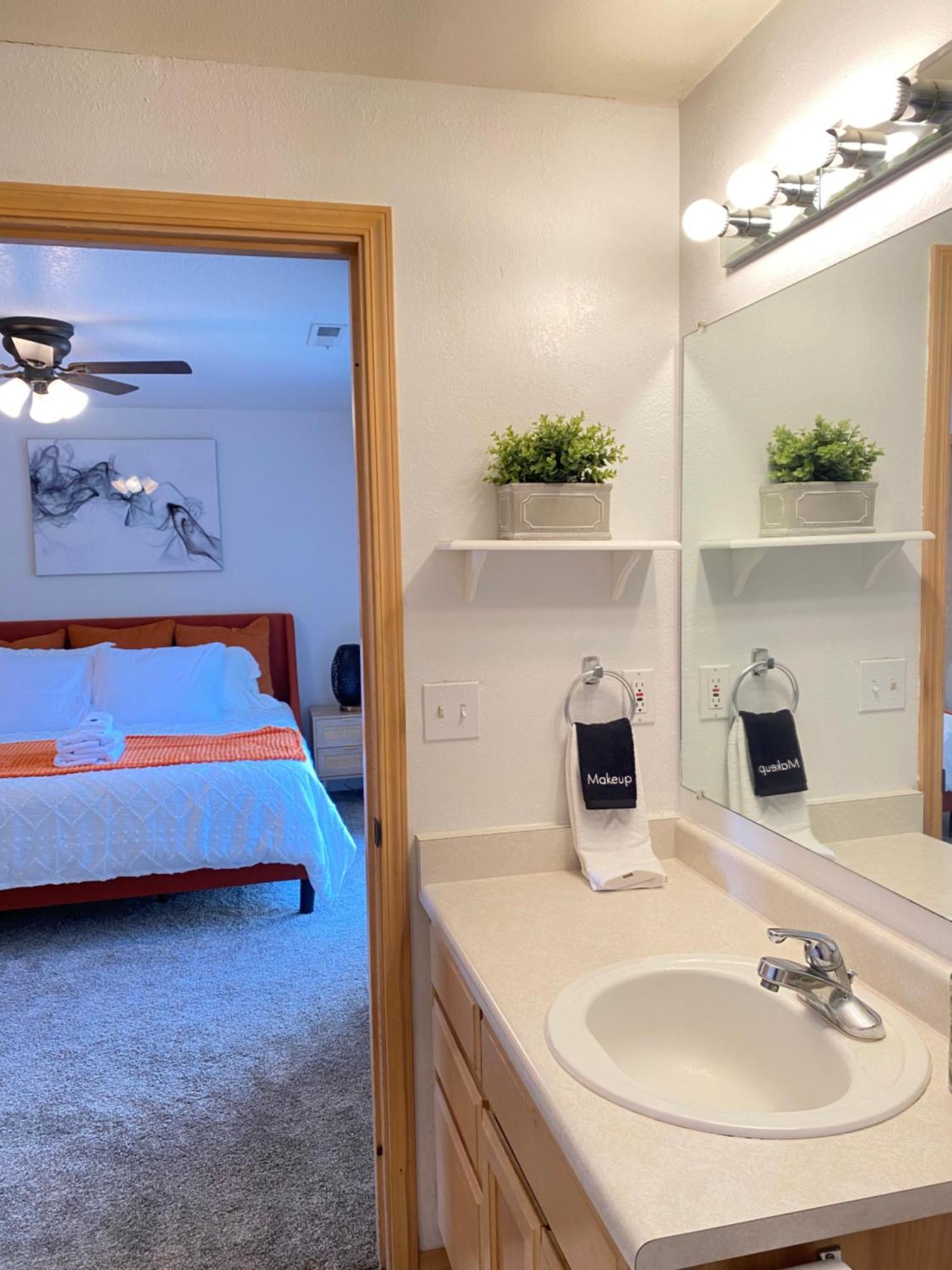 Hot Tub! King Bed-Firepitt-Near Airport& Freeway Villa Medford Ngoại thất bức ảnh