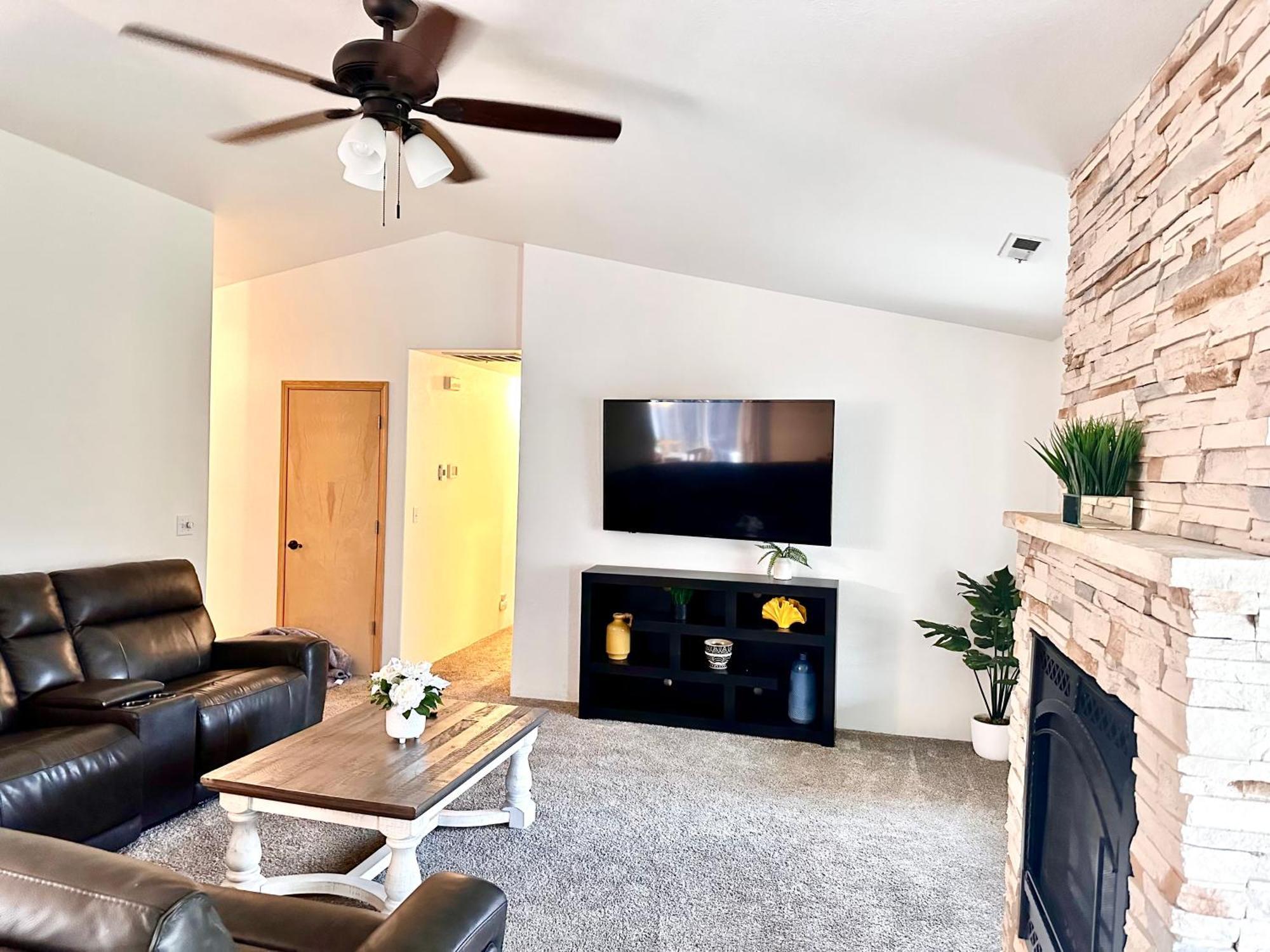 Hot Tub! King Bed-Firepitt-Near Airport& Freeway Villa Medford Ngoại thất bức ảnh